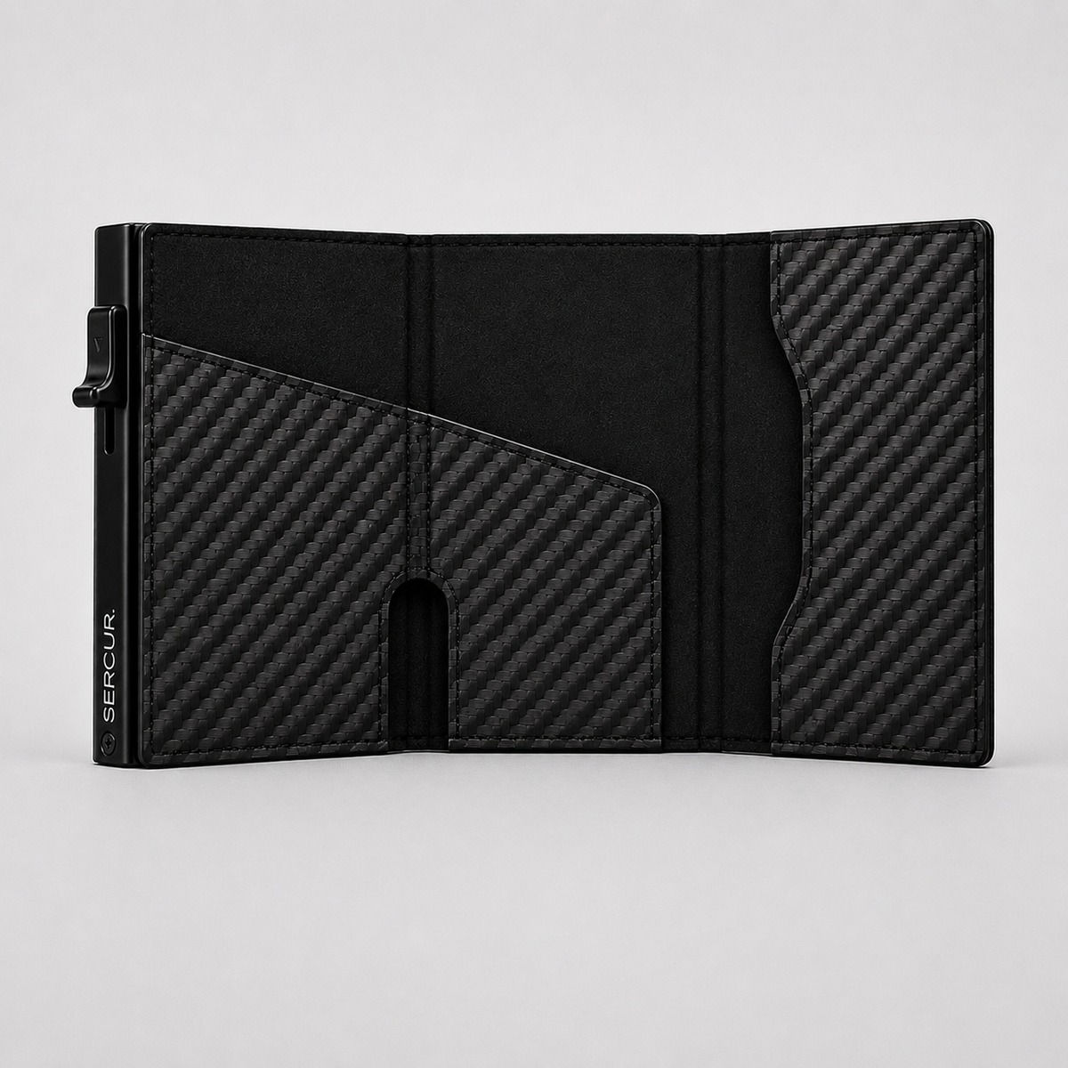 SERCUR CARBON wallet open met uitschuifbare kaarten en pop-up mechanisme