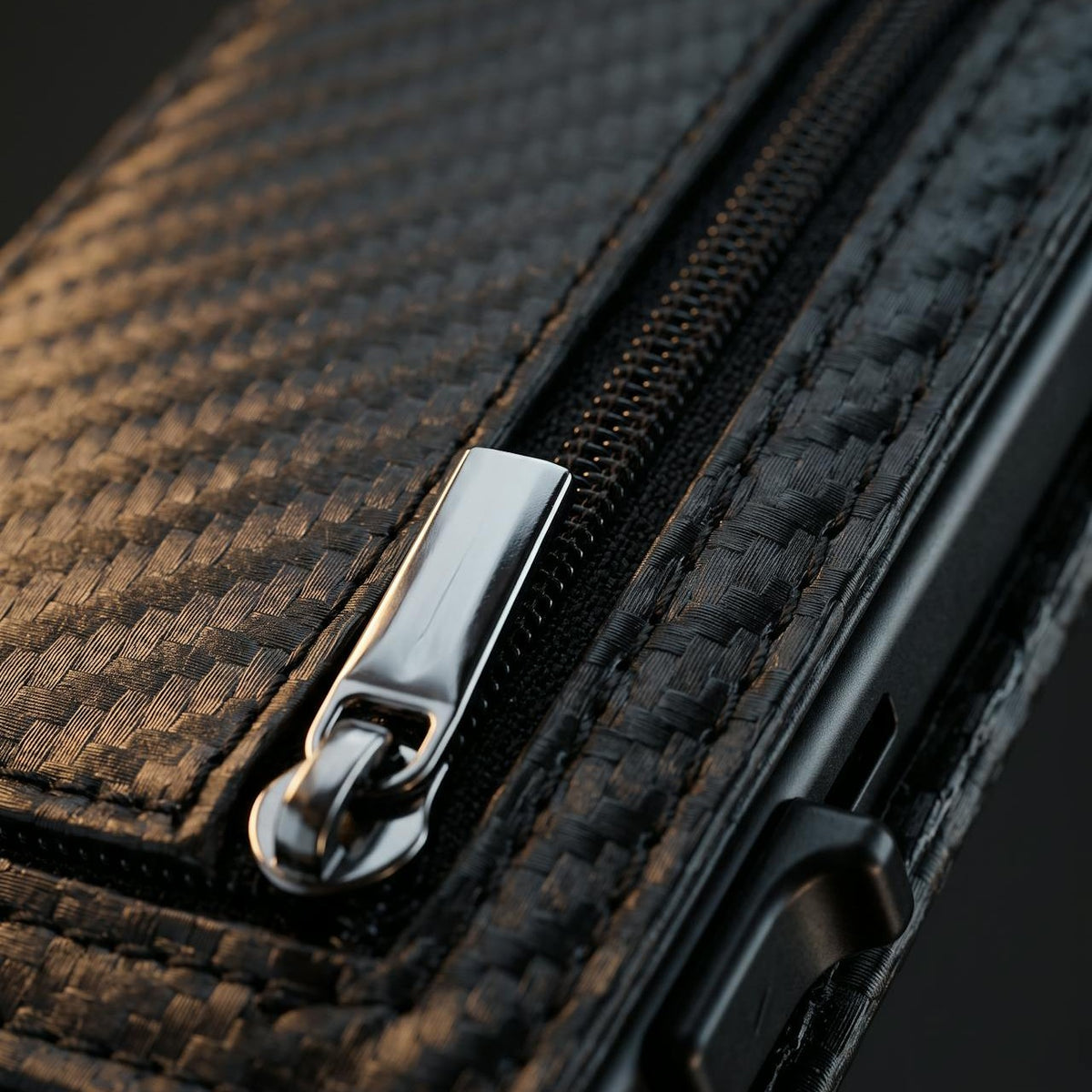 Detail van de rits en de carbon-look afwerking van de SERCUR CARBON