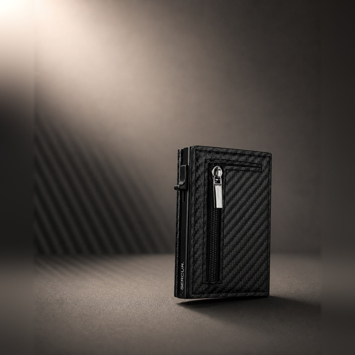 SERCUR CARBON slim wallet in warm zijlicht, carbon-look afwerking met verticale rits en zilveren ritslip