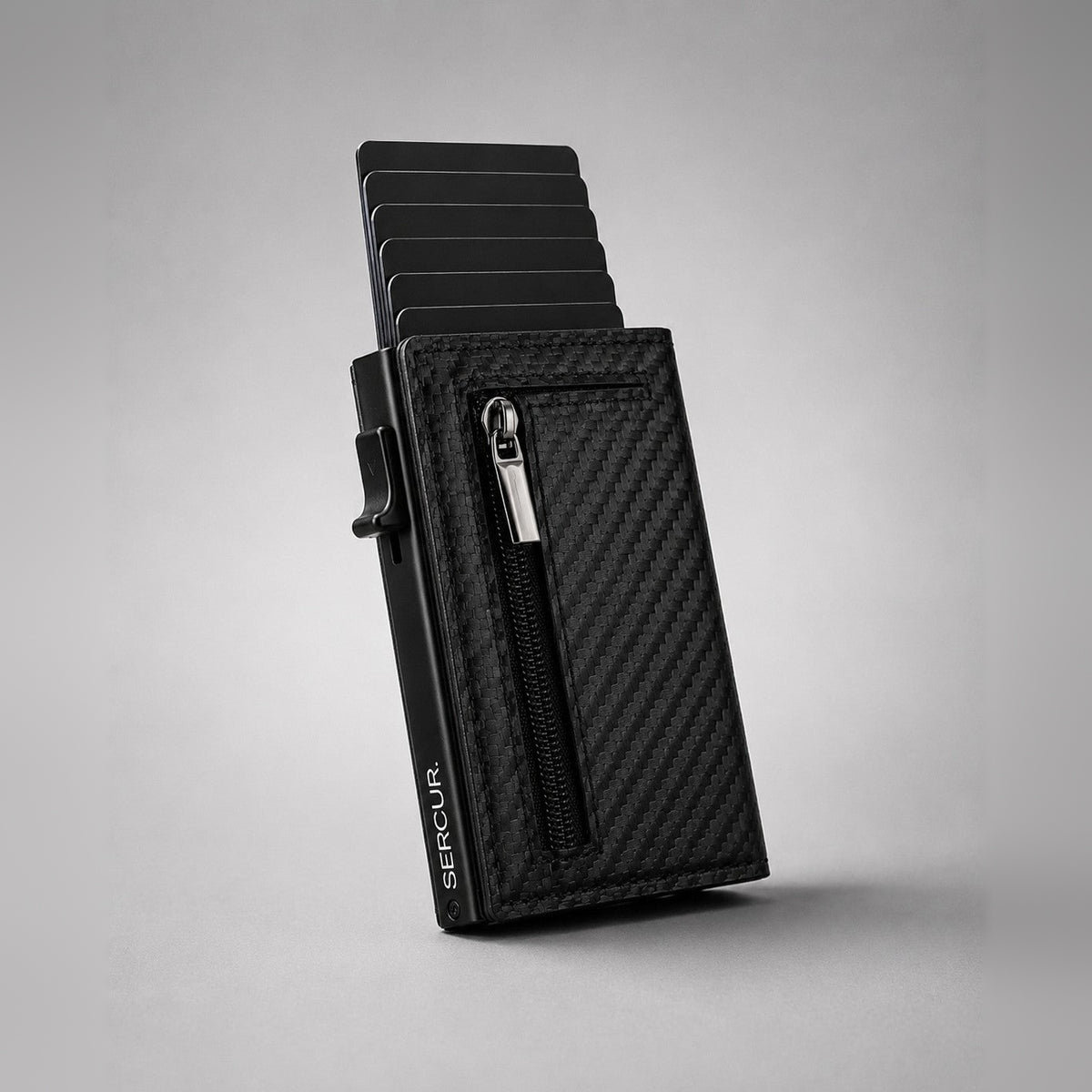 SERCUR CARBON wallet met uitgeschoven pasjes via het pop-upmechanisme