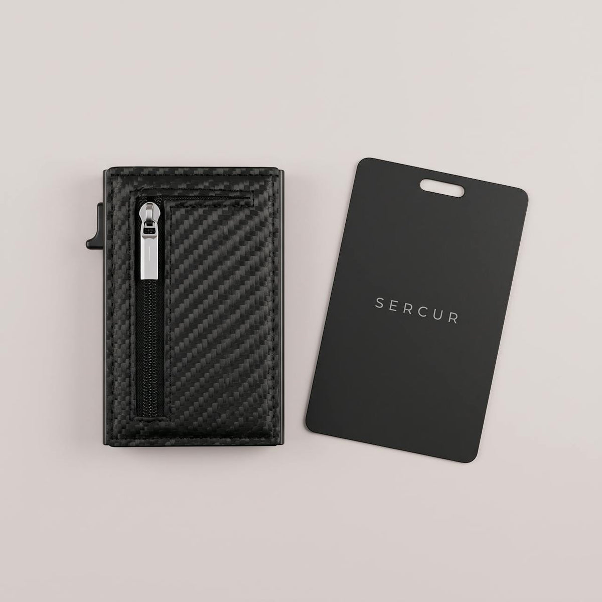 SERCUR TRACE finder card naast de SERCUR CARBON slim wallet