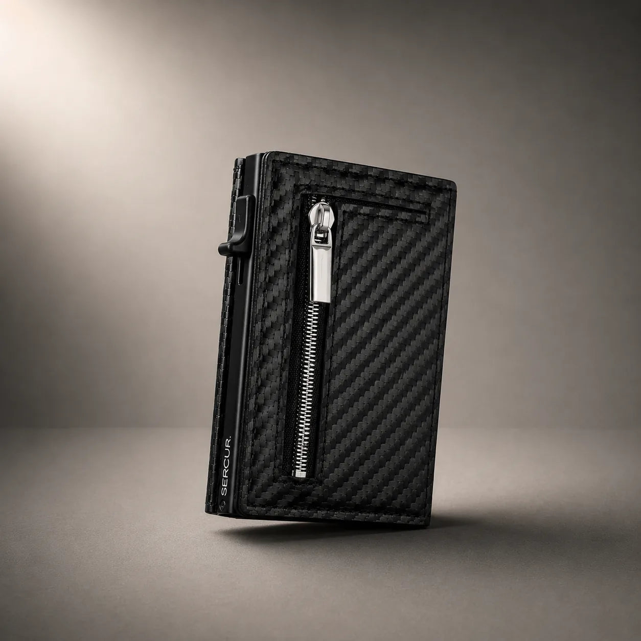 SERCUR CARBON wallet met uitgeschoven pasjes